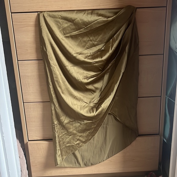 Olive/chartreuse slit and semi-ruched skirt size US L. - Picture 3 of 5